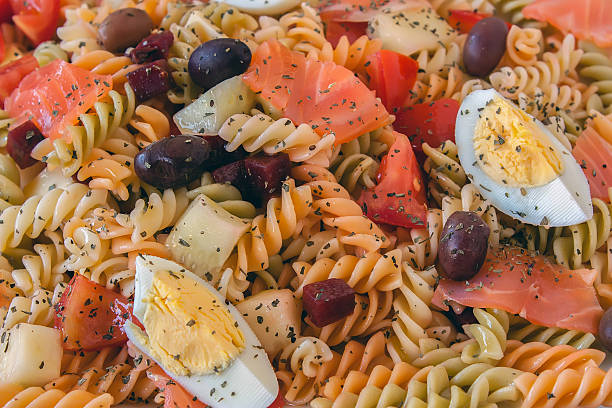 Ensalada de pasta tricolor con salmón fresco. 
iStock