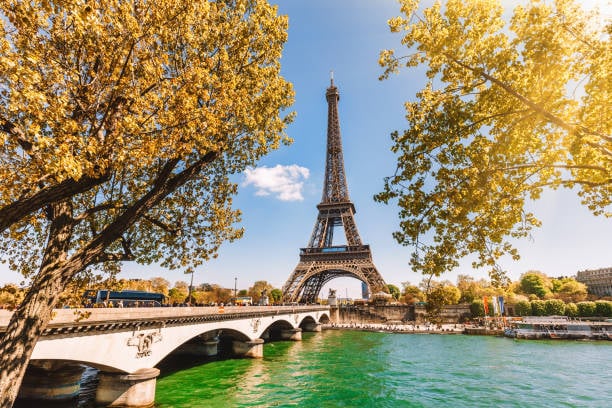 Cielo despejado en París, Francia. iStock