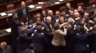 Pelea en el parlamento italiano: un diputado de la Liga Norte golpea a otro de izquierdas