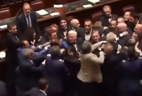 Pelea en el parlamento italiano: un diputado de la Liga Norte golpea a otro de izquierdas