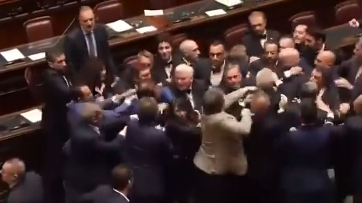 Pelea en el parlamento italiano: un diputado de la Liga Norte golpea a otro de izquierdas