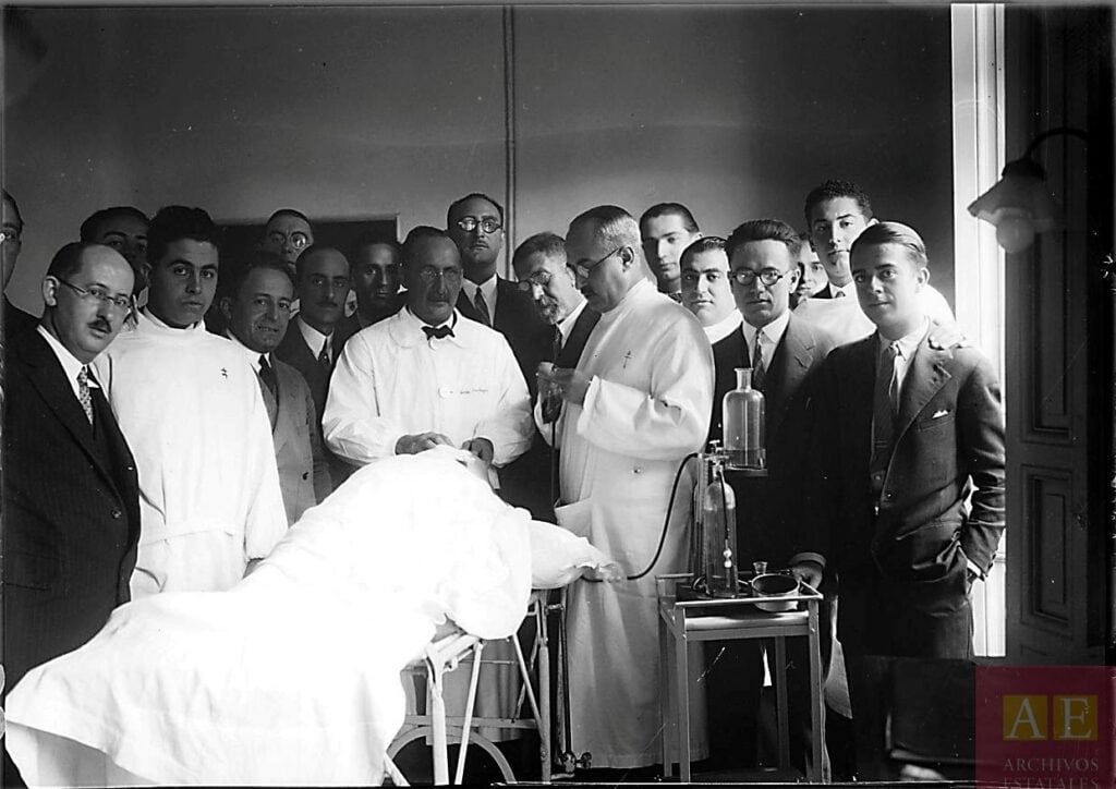 El doctor Carazo aplica vacuna anti-alfa contra la tuberculosis del doctor Jaime Ferrán. Año 1921. AGA, Archivo Alfonso.