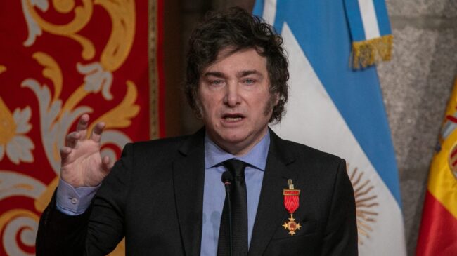 El PSOE lleva a la Justicia la medalla que Ayuso otorgó a Milei al considerarlo «fraude de ley»