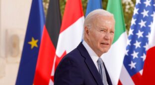 Biden promete seguir adelante con su candidatura y pide apoyo a los donantes
