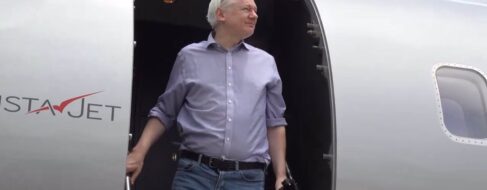 Assange vuelve a Australia tras aceptar su culpabilidad ante un tribunal de Estados Unidos