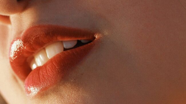 ¿Qué efectos negativos tienen los bálsamos labiales? Una experta nos responde
