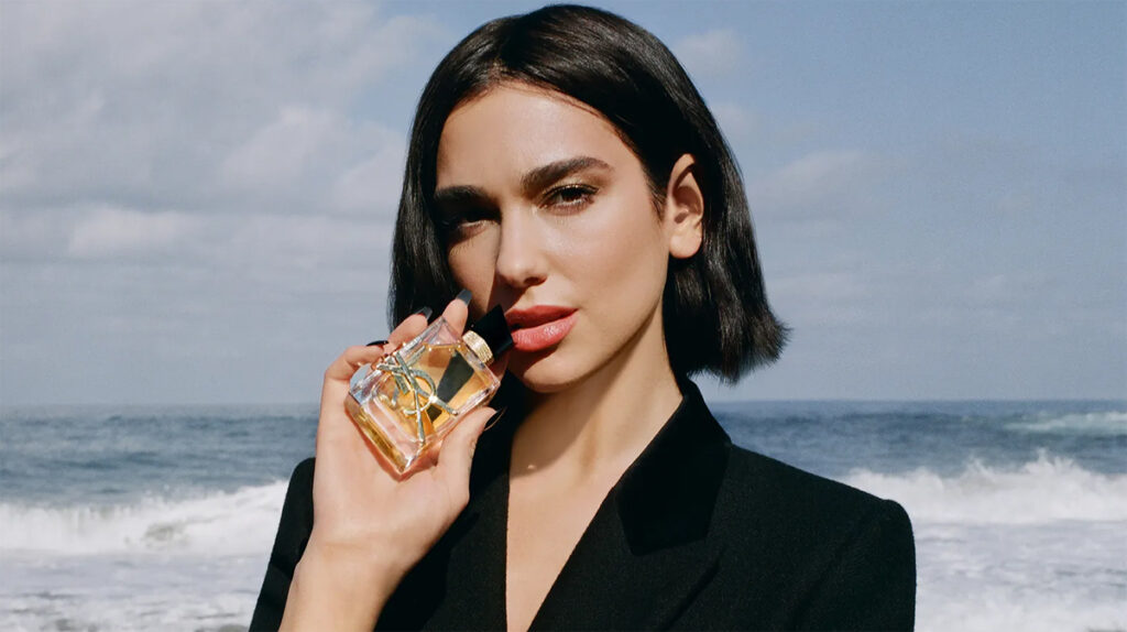 La cantante Dua Lipa con el perfume 'Libre' de Yves Saint Laurent