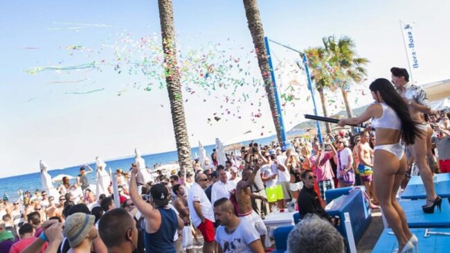 Ibiza inaugura temporada mientras desaloja otro asentamiento de trabajadores sin vivienda