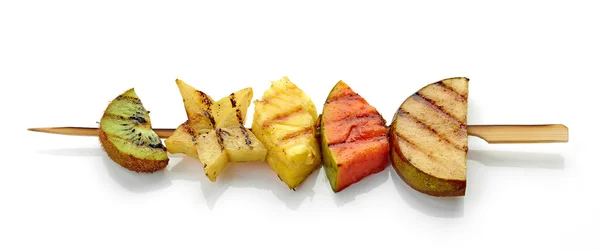 Brocheta de frutas a la parrilla. Depositphotos