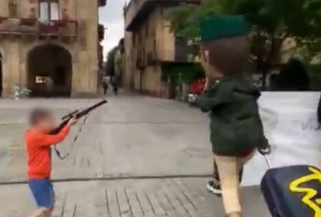 La AUGC lleva a la Fiscalía el vídeo del niño que apunta con un arma de juguete a un guardia civil