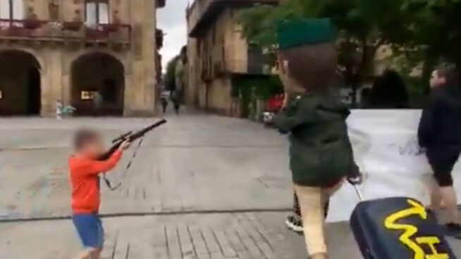 La AUGC lleva a la Fiscalía el vídeo del niño que apunta con un arma de juguete a un guardia civil