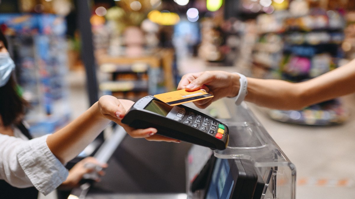 El uso de efectivo y las compras con tarjeta frenan su escalada y apenas crecen este año