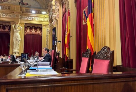 Bronca en el Parlamento balear: el presidente de Vox echa a dos miembros durante un debate