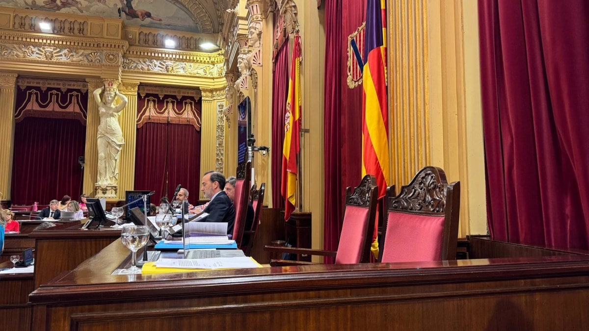 Bronca en el Parlamento balear: el presidente de Vox echa a dos miembros durante un debate