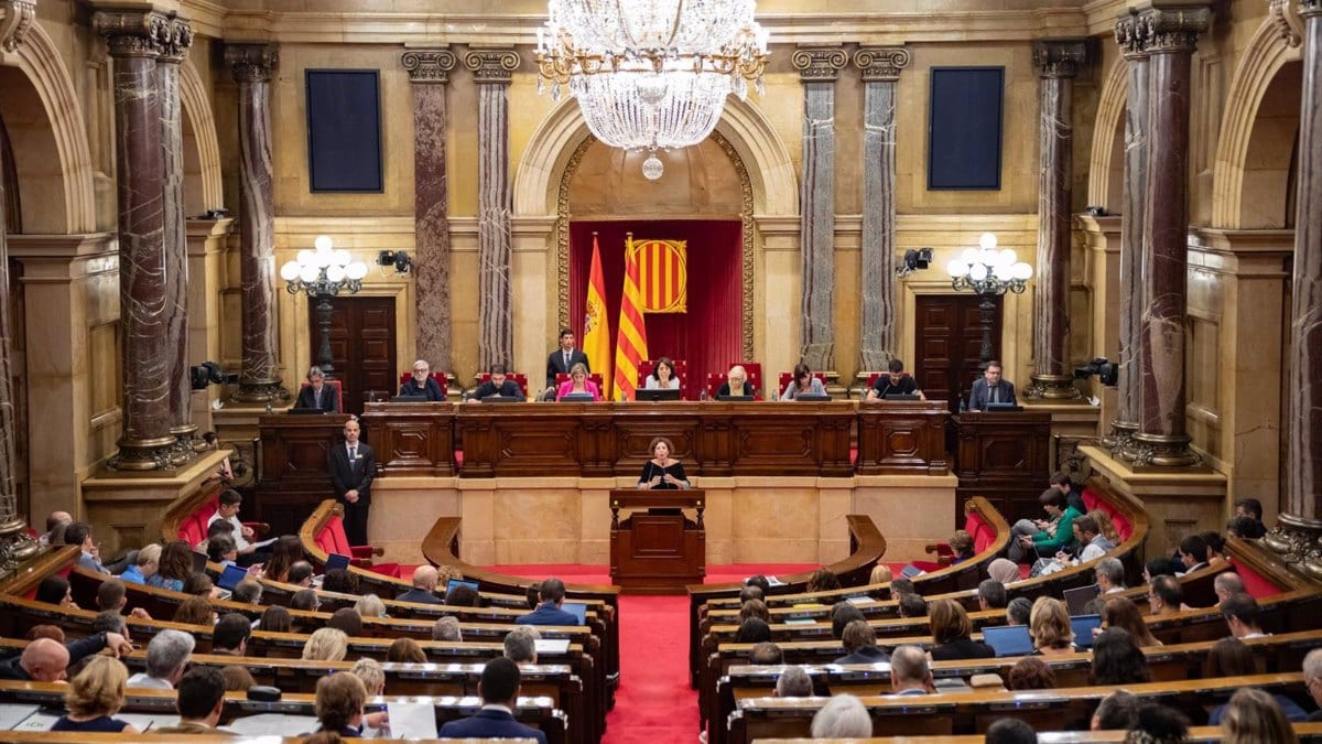 El Parlament desafía al Constitucional y acepta el voto telemático de Puigdemont