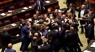 Pelea en el Parlamento italiano: un diputado de Salvini golpea a otro del Movimiento 5 Estrellas