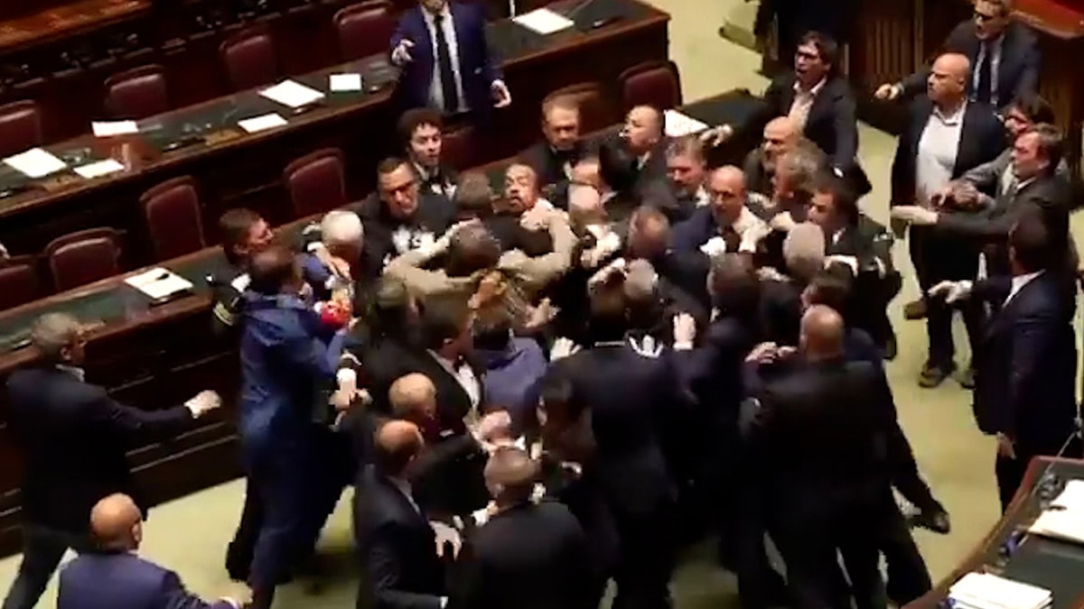 Pelea en el Parlamento italiano: un diputado de Salvini golpea a otro del Movimiento 5 Estrellas