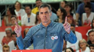 Reparten pulseras con el lema «Free Bego» en el mitin de cierre de campaña del PSOE