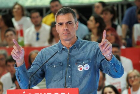 Reparten pulseras con el lema «Free Bego» en el mitin de cierre de campaña del PSOE