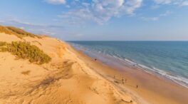 Esta es la playa más larga de España: 28 kilómetros y con Parque Nacional