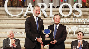 Felipe VI entrega el Premio Carlos V a Mario Draghi