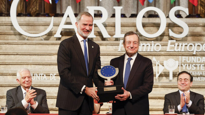 Felipe VI entrega el Premio Carlos V a Mario Draghi