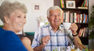 Presbifagia: qué es y por qué te cuesta comer como siempre a partir de los 60 años
