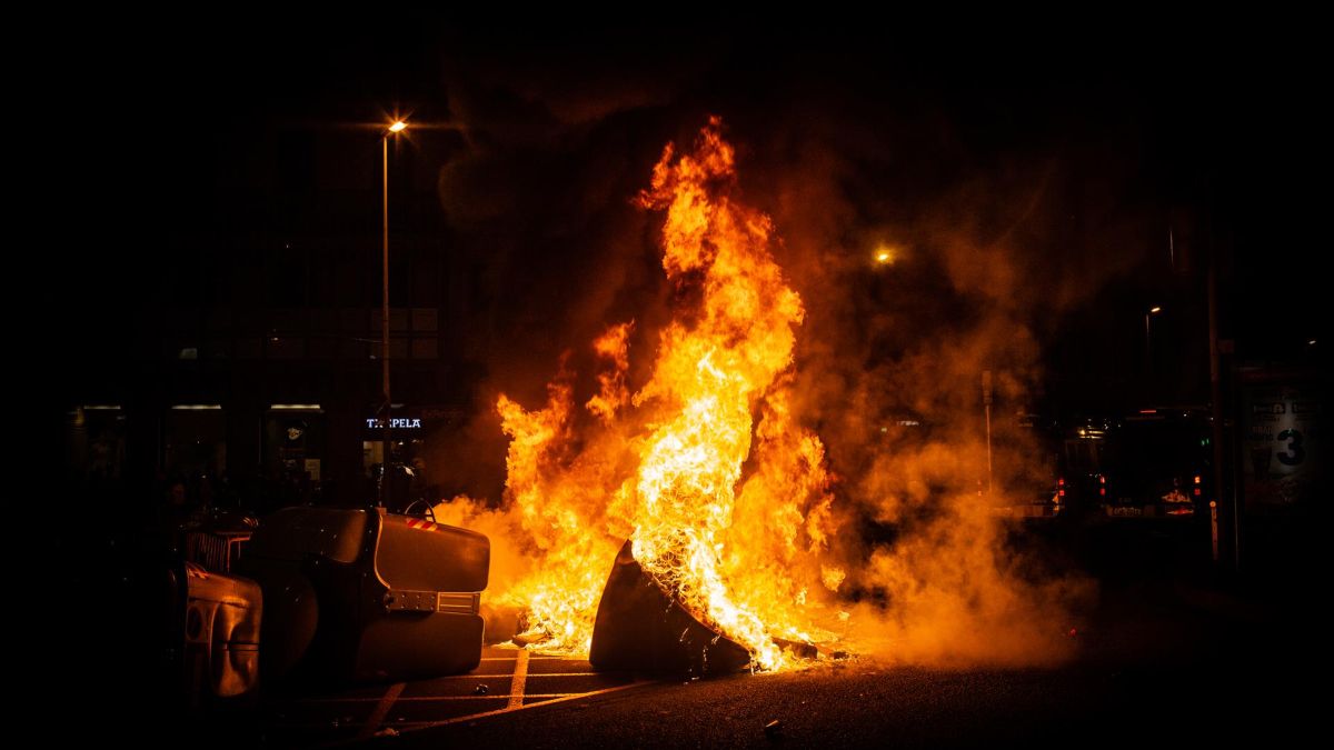 La Justicia catalana amnistía a tres activistas que lanzaron piedras a la Policía