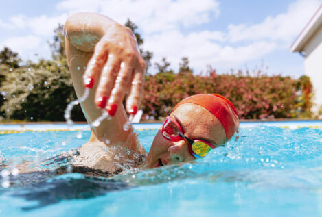 Estos son los cinco grandes riesgos de bañarse en una piscina durante el verano
