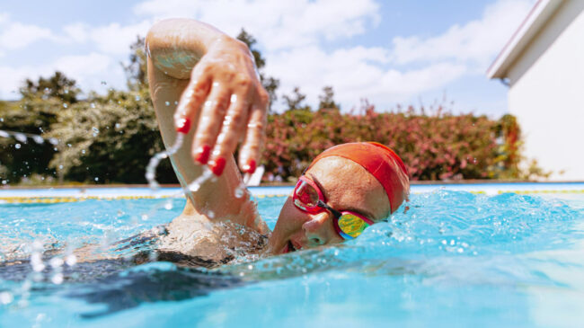 Estos son los cinco grandes riesgos de bañarse en una piscina durante el verano