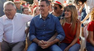El juez que investiga a Gómez rebate a Sánchez que nada le impide citar a su mujer en campaña