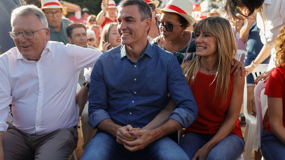 Pedro Sánchez reaparece con Begoña Gómez en un mitin del PSOE tras su citación judicial