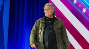 Un juez de EEUU ordena ingresar en prisión a Steve Bannon el 1 de julio para cumplir condena