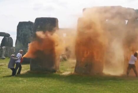 Un grupo de activistas rocía con pintura el monumento de Stonehenge, en Reino Unido