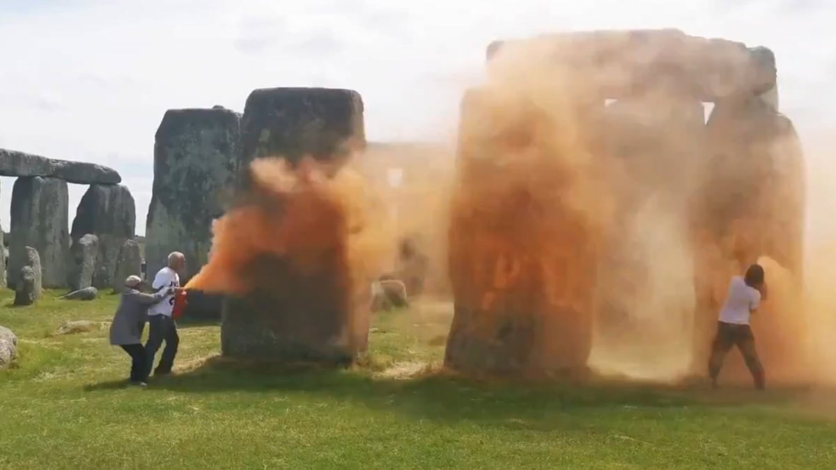 Un grupo de activistas rocía con pintura el monumento de Stonehenge, en Reino Unido