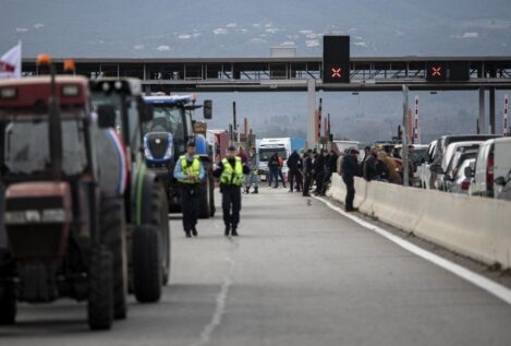 Caravanas de agricultores se concentran junto a la frontera de Francia para las protestas