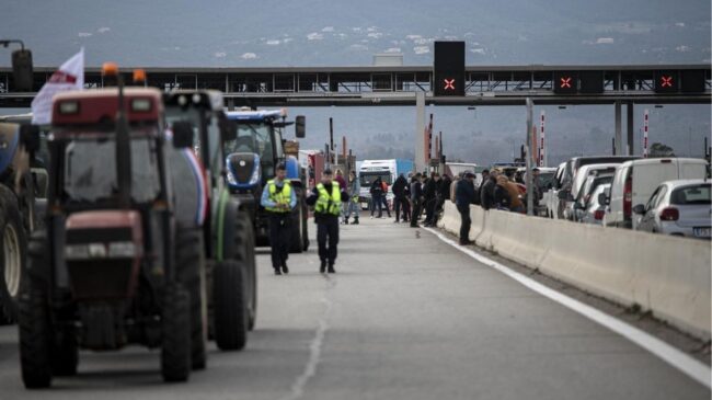 Caravanas de agricultores se concentran junto a la frontera de Francia para las protestas