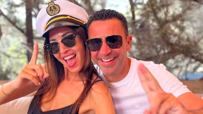 Xavi Hernández se olvida de sus problemas a golpe de fiesta en Ibiza
