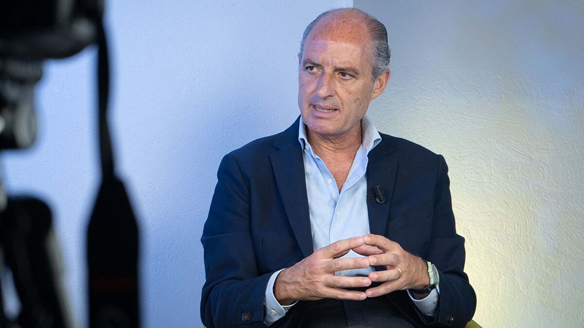 Camps continúa avanzando en su vuelta: convoca una cena con militantes del PP