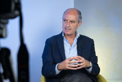 Camps continúa avanzando en su vuelta: convoca una cena con militantes del PP