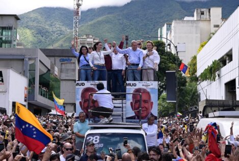 La crisis en Venezuela, en directo | Dos capitanes del Ejército piden reconocer al «nuevo presidente electo»