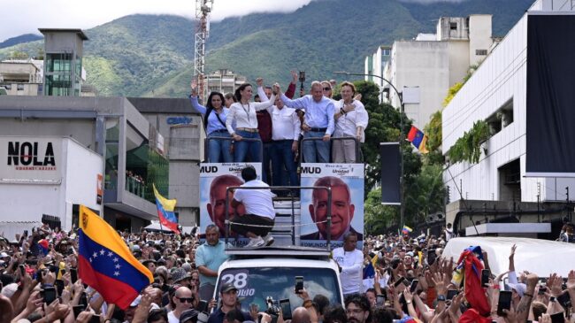 La crisis en Venezuela, en directo | Dos capitanes del Ejército piden reconocer al «nuevo presidente electo»