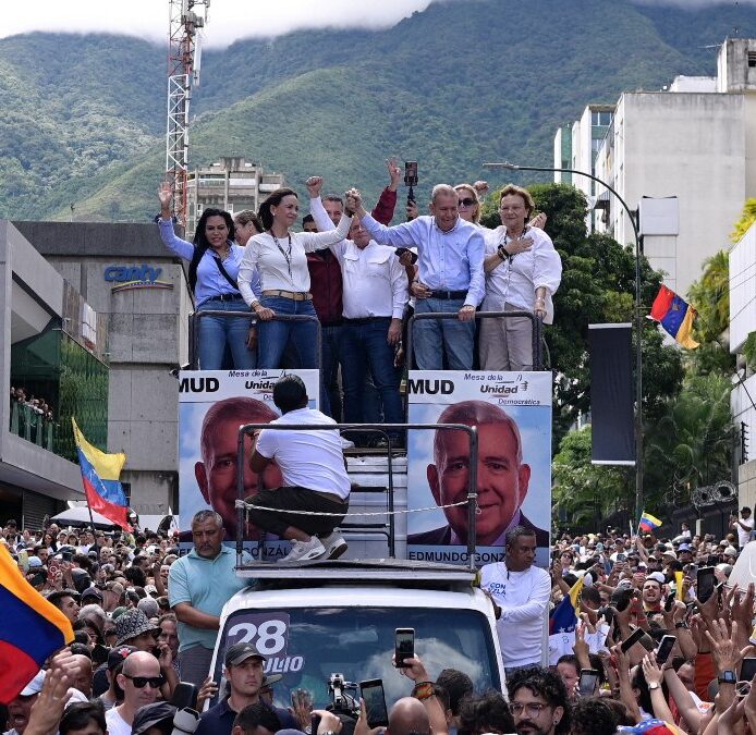La crisis en Venezuela, en directo | Dos capitanes del Ejército piden reconocer al «nuevo presidente electo»