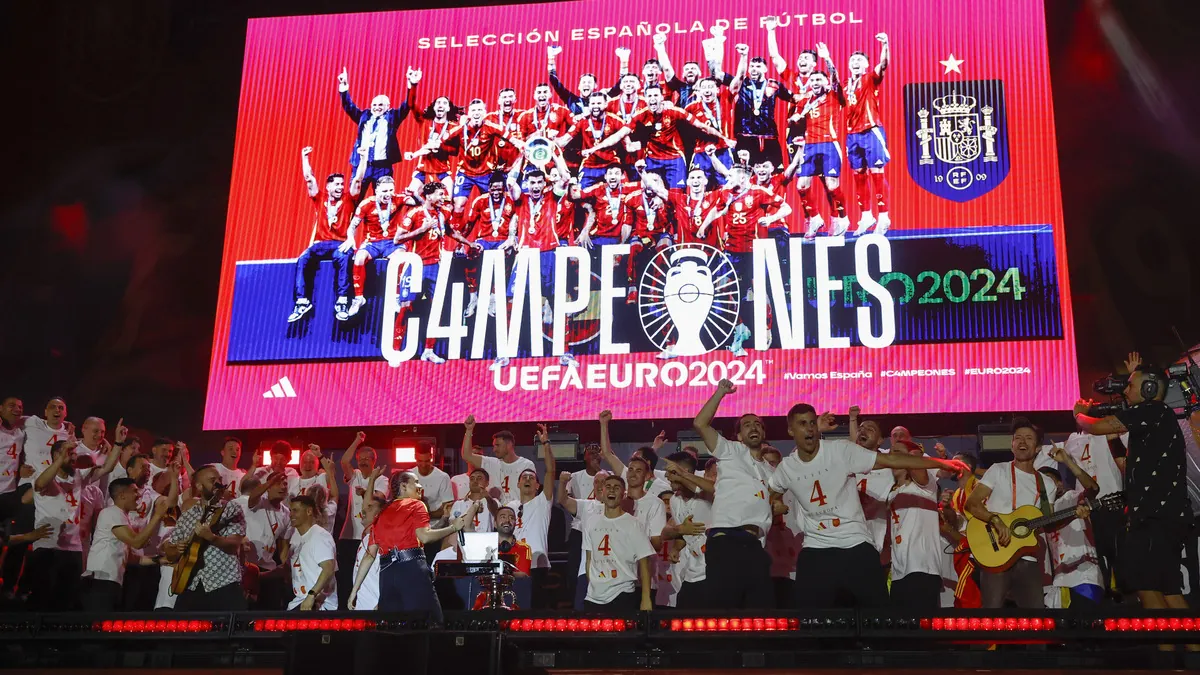 España baila al ritmo de la selección: así ha sido la celebración de los campeones en Cibeles