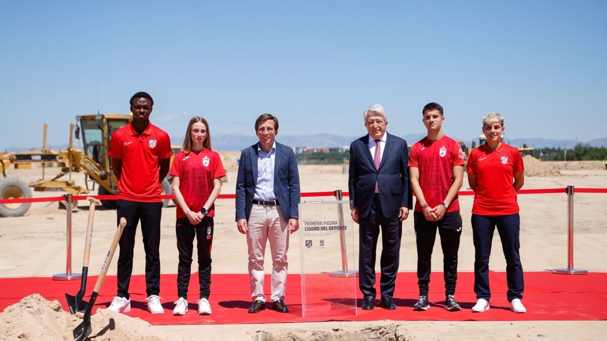 Almeida y Cerezo colocan la primera piedra de la Ciudad del Deporte junto al Metropolitano