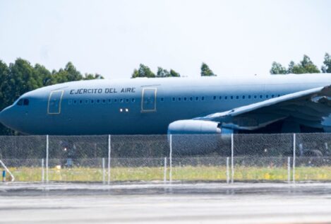 Aterriza en Santiago el avión con los supervivientes del naufragio del Argos Georgia