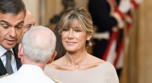 El juez aclara que hay más contratos por los que Begoña Gómez debe seguir investigada