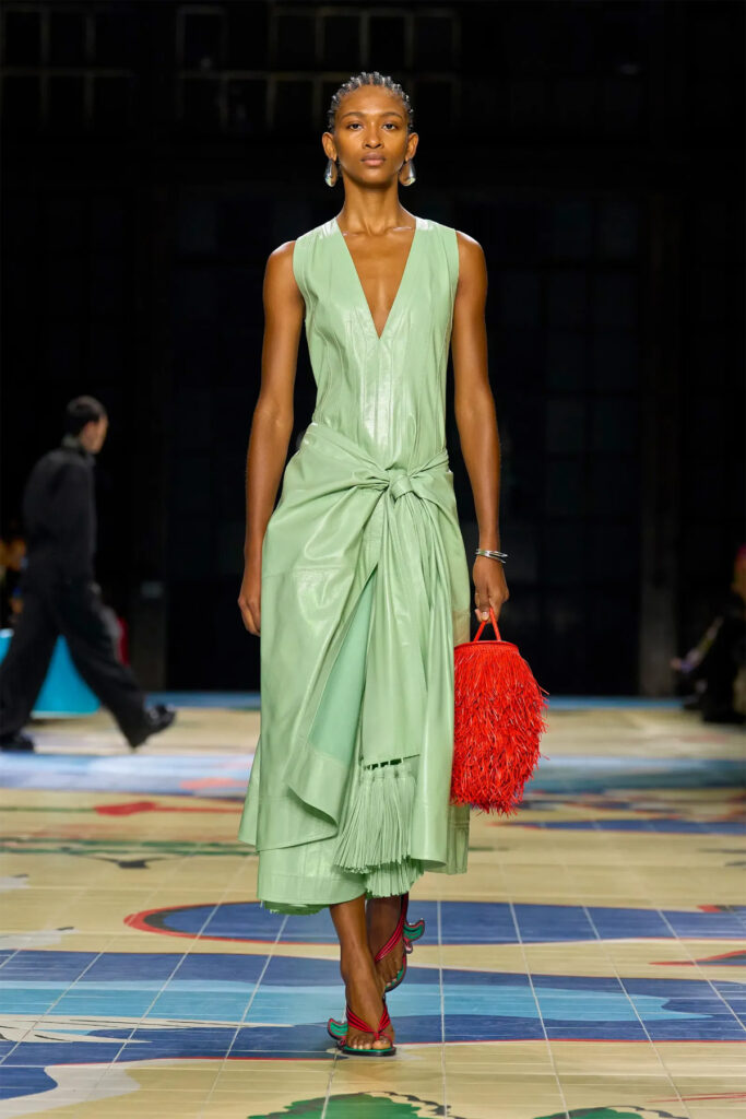 Vestido verde con nudo en la cintura de Bottega Veneta