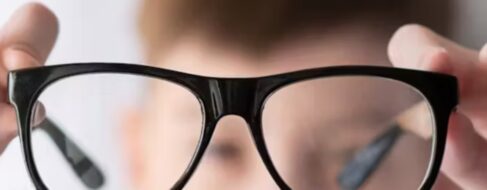 Pasar tiempo al aire libre protege a los niños de la miopía