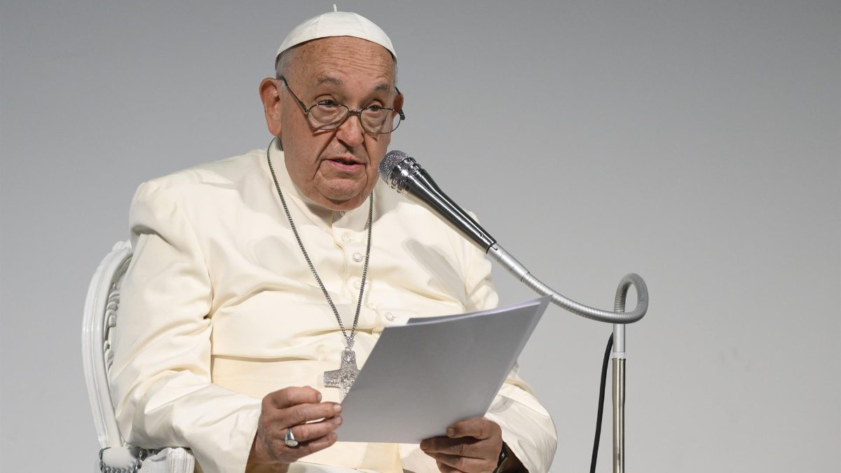 El Papa lamenta que la democracia «no goza de buena salud» y critica los populismos